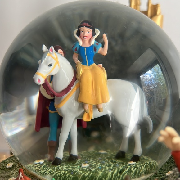 Disney Snow White snow globe - Picture 4 of 4